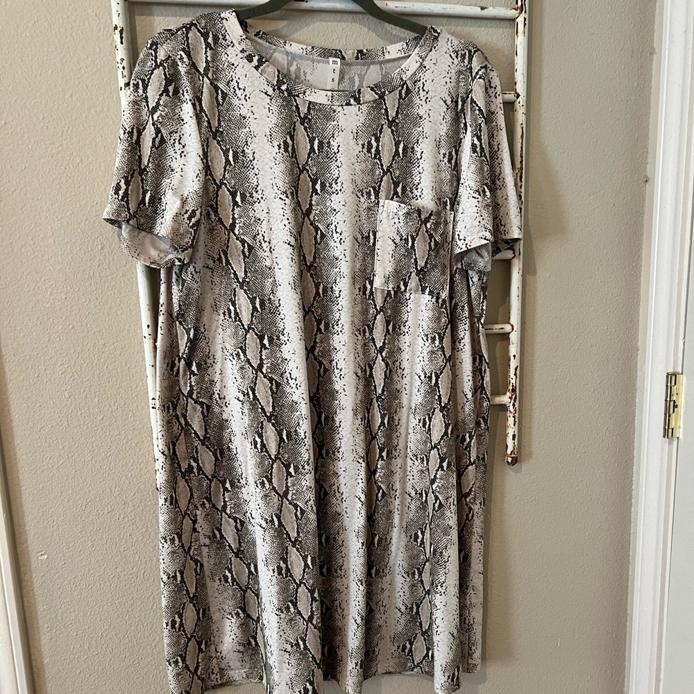 Snake print dress size L.
